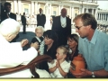 Maria i Adam Mierzwińscy z dziecmi i Anią z miodem BARCI u Papieża